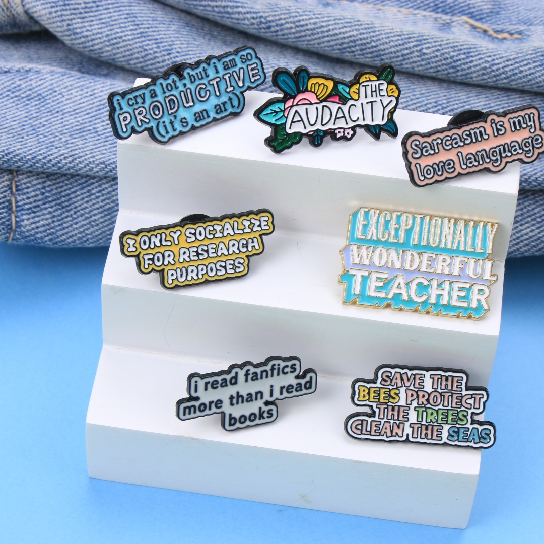 Embroidery Texture - Broche de esmalte con texto inspirador