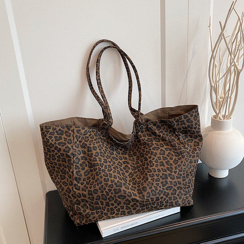 Bolso de mano con estampado de - Embroidery Texture reseña y precio